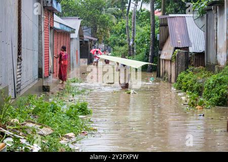 Companiganj, Bangladesch 22. August 2024: Die Hochwassersituation in Companiganj hat Straßen und Häuser überschwemmt. Bei starkem Regen werden die Leute sicher sein Stockfoto