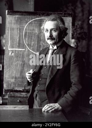 Albert Einstein (1879–1955), deutscher theoretischer Physiker, der vor allem für die Entwicklung der Relativitätstheorie, E=mc2, bekannt ist, die das Verständnis von Zeit, Raum und Energie revolutionierte. Fotografie von Ferdinand Schmutzer (1870-1928) während eines Vortrags 1921. Stockfoto