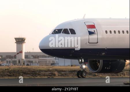 Das Flugzeug ist bei Sonnenuntergang auf der Landebahn. Larnaca International Airport, Zypern Stockfoto