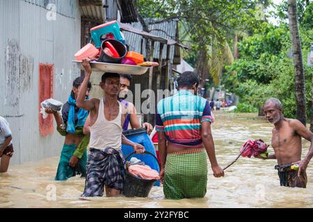 Companiganj, Bangladesch 22. August 2024: Die Hochwassersituation in Companiganj hat Straßen und Häuser überschwemmt. Bei starkem Regen werden die Leute sicher sein Stockfoto