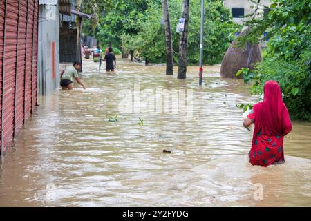 Companiganj, Bangladesch 22. August 2024: Die Hochwassersituation in Companiganj hat Straßen und Häuser überschwemmt. Bei starkem Regen werden die Leute sicher sein Stockfoto