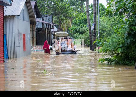 Companiganj, Bangladesch 22. August 2024: Die Hochwassersituation in Companiganj hat Straßen und Häuser überschwemmt. Bei starkem Regen werden die Leute sicher sein Stockfoto