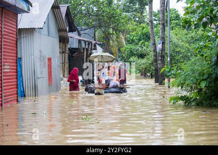 Companiganj, Bangladesch 22. August 2024: Die Hochwassersituation in Companiganj hat Straßen und Häuser überschwemmt. Bei starkem Regen werden die Leute sicher sein Stockfoto