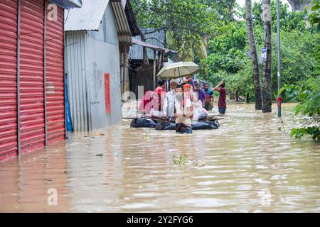 Companiganj, Bangladesch 22. August 2024: Die Hochwassersituation in Companiganj hat Straßen und Häuser überschwemmt. Bei starkem Regen werden die Leute sicher sein Stockfoto