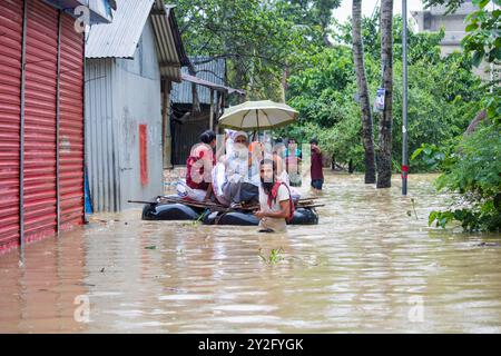 Companiganj, Bangladesch 22. August 2024: Die Hochwassersituation in Companiganj hat Straßen und Häuser überschwemmt. Bei starkem Regen werden die Leute sicher sein Stockfoto