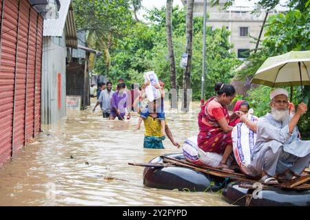 Companiganj, Bangladesch 22. August 2024: Die Hochwassersituation in Companiganj hat Straßen und Häuser überschwemmt. Bei starkem Regen werden die Leute sicher sein Stockfoto