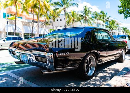 Miami Beach, Florida USA - 9. Juni 2024: 1968 pontiac gto schwarz am Ocean Drive miami Beach Stockfoto