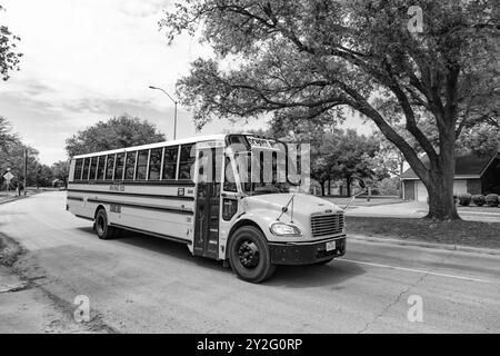 Dallas, USA - 24. April 2023: Schulbusmodell Thomas SAF-T-Liner C2 auf der Straße Stockfoto