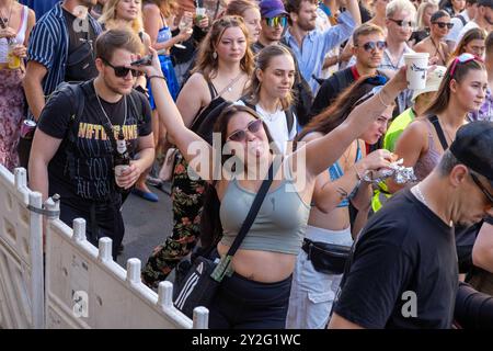 Zug der Liebe 2024 - der politische Rave für mehr Mitgefühl, Nächstenliebe und soziales Engagement zieht unter dem Motto Bässe verbinden durch Berlin. / Parade of Love 2024 - der politische Rave für mehr Mitgefühl, Wohltätigkeit und soziales Engagement bewegt sich unter dem Motto Bass Connects durch Berlin. Zug der Liebe 2024 *** Zug der Liebe 2024 der politische Rave für mehr Mitgefühl, Wohltätigkeit und soziales Engagement bewegt sich durch Berlin unter dem Motto Bass Connections Parade of Love 2024 der politische Rave für mehr Mitgefühl, Wohltätigkeit und soziales Engagement bewegt sich durch Berlin unter dem Motto Bass Connect Stockfoto