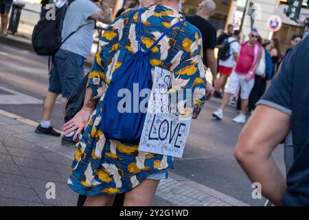 Zug der Liebe 2024 - der politische Rave für mehr Mitgefühl, Nächstenliebe und soziales Engagement zieht unter dem Motto Bässe verbinden durch Berlin. / Parade of Love 2024 - der politische Rave für mehr Mitgefühl, Wohltätigkeit und soziales Engagement bewegt sich unter dem Motto Bass Connects durch Berlin. Zug der Liebe 2024 *** Zug der Liebe 2024 der politische Rave für mehr Mitgefühl, Wohltätigkeit und soziales Engagement bewegt sich durch Berlin unter dem Motto Bass Connections Parade of Love 2024 der politische Rave für mehr Mitgefühl, Wohltätigkeit und soziales Engagement bewegt sich durch Berlin unter dem Motto Bass Connect Stockfoto