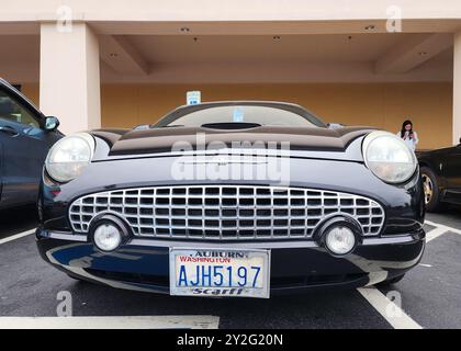 Seattle, WA, USA -22. Juli 2024 : 2002 Ford Thunderbird Cabriolet schwarz, Vorderansicht Stockfoto