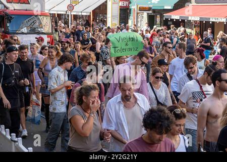 Zug der Liebe 2024 - der politische Rave für mehr Mitgefühl, Nächstenliebe und soziales Engagement zieht unter dem Motto Bässe verbinden durch Berlin. / Parade of Love 2024 - der politische Rave für mehr Mitgefühl, Wohltätigkeit und soziales Engagement bewegt sich unter dem Motto Bass Connects durch Berlin. Zug der Liebe 2024 *** Zug der Liebe 2024 der politische Rave für mehr Mitgefühl, Wohltätigkeit und soziales Engagement bewegt sich durch Berlin unter dem Motto Bass Connections Parade of Love 2024 der politische Rave für mehr Mitgefühl, Wohltätigkeit und soziales Engagement bewegt sich durch Berlin unter dem Motto Bass Connect Stockfoto