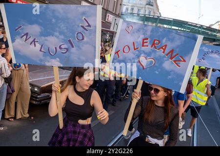 Zug der Liebe 2024 - der politische Rave für mehr Mitgefühl, Nächstenliebe und soziales Engagement zieht unter dem Motto Bässe verbinden durch Berlin. / Parade of Love 2024 - der politische Rave für mehr Mitgefühl, Wohltätigkeit und soziales Engagement bewegt sich unter dem Motto Bass Connects durch Berlin. Zug der Liebe 2024 *** Zug der Liebe 2024 der politische Rave für mehr Mitgefühl, Wohltätigkeit und soziales Engagement bewegt sich durch Berlin unter dem Motto Bass Connections Parade of Love 2024 der politische Rave für mehr Mitgefühl, Wohltätigkeit und soziales Engagement bewegt sich durch Berlin unter dem Motto Bass Connect Stockfoto