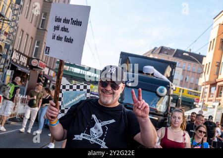 Zug der Liebe 2024 - der politische Rave für mehr Mitgefühl, Nächstenliebe und soziales Engagement zieht unter dem Motto Bässe verbinden durch Berlin. / Parade of Love 2024 - der politische Rave für mehr Mitgefühl, Wohltätigkeit und soziales Engagement bewegt sich unter dem Motto Bass Connects durch Berlin. Zug der Liebe 2024 *** Zug der Liebe 2024 der politische Rave für mehr Mitgefühl, Wohltätigkeit und soziales Engagement bewegt sich durch Berlin unter dem Motto Bass Connections Parade of Love 2024 der politische Rave für mehr Mitgefühl, Wohltätigkeit und soziales Engagement bewegt sich durch Berlin unter dem Motto Bass Connect Stockfoto