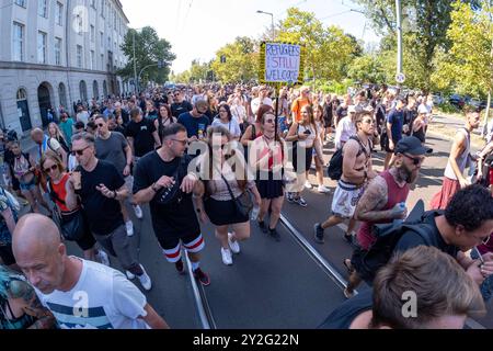 Zug der Liebe 2024 - der politische Rave für mehr Mitgefühl, Nächstenliebe und soziales Engagement zieht unter dem Motto Bässe verbinden durch Berlin. / Parade of Love 2024 - der politische Rave für mehr Mitgefühl, Wohltätigkeit und soziales Engagement bewegt sich unter dem Motto Bass Connects durch Berlin. Zug der Liebe 2024 *** Zug der Liebe 2024 der politische Rave für mehr Mitgefühl, Wohltätigkeit und soziales Engagement bewegt sich durch Berlin unter dem Motto Bass Connections Parade of Love 2024 der politische Rave für mehr Mitgefühl, Wohltätigkeit und soziales Engagement bewegt sich durch Berlin unter dem Motto Bass Connect Stockfoto