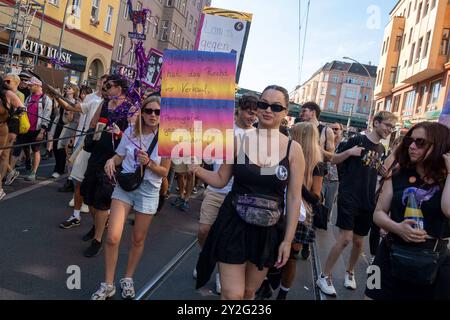 Zug der Liebe 2024 - der politische Rave für mehr Mitgefühl, Nächstenliebe und soziales Engagement zieht unter dem Motto Bässe verbinden durch Berlin. / Parade of Love 2024 - der politische Rave für mehr Mitgefühl, Wohltätigkeit und soziales Engagement bewegt sich unter dem Motto Bass Connects durch Berlin. Zug der Liebe 2024 *** Zug der Liebe 2024 der politische Rave für mehr Mitgefühl, Wohltätigkeit und soziales Engagement bewegt sich durch Berlin unter dem Motto Bass Connections Parade of Love 2024 der politische Rave für mehr Mitgefühl, Wohltätigkeit und soziales Engagement bewegt sich durch Berlin unter dem Motto Bass Connect Stockfoto