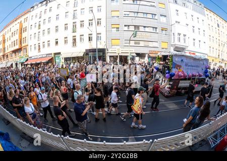 Zug der Liebe 2024 - der politische Rave für mehr Mitgefühl, Nächstenliebe und soziales Engagement zieht unter dem Motto Bässe verbinden durch Berlin. / Parade of Love 2024 - der politische Rave für mehr Mitgefühl, Wohltätigkeit und soziales Engagement bewegt sich unter dem Motto Bass Connects durch Berlin. Zug der Liebe 2024 *** Zug der Liebe 2024 der politische Rave für mehr Mitgefühl, Wohltätigkeit und soziales Engagement bewegt sich durch Berlin unter dem Motto Bass Connections Parade of Love 2024 der politische Rave für mehr Mitgefühl, Wohltätigkeit und soziales Engagement bewegt sich durch Berlin unter dem Motto Bass Connect Stockfoto