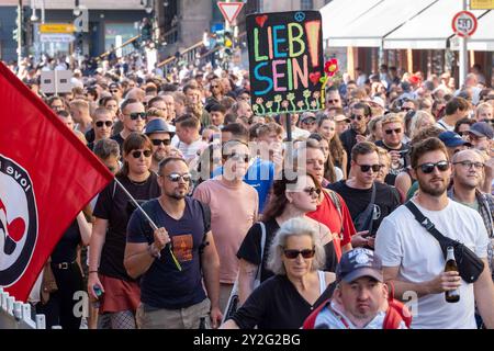 Zug der Liebe 2024 - der politische Rave für mehr Mitgefühl, Nächstenliebe und soziales Engagement zieht unter dem Motto Bässe verbinden durch Berlin. / Parade of Love 2024 - der politische Rave für mehr Mitgefühl, Wohltätigkeit und soziales Engagement bewegt sich unter dem Motto Bass Connects durch Berlin. Zug der Liebe 2024 *** Zug der Liebe 2024 der politische Rave für mehr Mitgefühl, Wohltätigkeit und soziales Engagement bewegt sich durch Berlin unter dem Motto Bass Connections Parade of Love 2024 der politische Rave für mehr Mitgefühl, Wohltätigkeit und soziales Engagement bewegt sich durch Berlin unter dem Motto Bass Connect Stockfoto