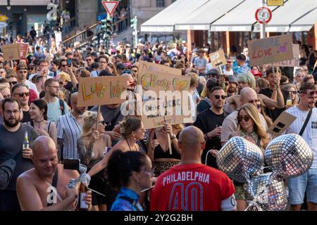 Zug der Liebe 2024 - der politische Rave für mehr Mitgefühl, Nächstenliebe und soziales Engagement zieht unter dem Motto Bässe verbinden durch Berlin. / Parade of Love 2024 - der politische Rave für mehr Mitgefühl, Wohltätigkeit und soziales Engagement bewegt sich unter dem Motto Bass Connects durch Berlin. Zug der Liebe 2024 *** Zug der Liebe 2024 der politische Rave für mehr Mitgefühl, Wohltätigkeit und soziales Engagement bewegt sich durch Berlin unter dem Motto Bass Connections Parade of Love 2024 der politische Rave für mehr Mitgefühl, Wohltätigkeit und soziales Engagement bewegt sich durch Berlin unter dem Motto Bass Connect Stockfoto