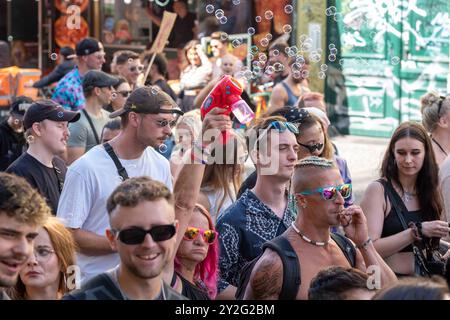 Zug der Liebe 2024 - der politische Rave für mehr Mitgefühl, Nächstenliebe und soziales Engagement zieht unter dem Motto Bässe verbinden durch Berlin. / Parade of Love 2024 - der politische Rave für mehr Mitgefühl, Wohltätigkeit und soziales Engagement bewegt sich unter dem Motto Bass Connects durch Berlin. Zug der Liebe 2024 *** Zug der Liebe 2024 der politische Rave für mehr Mitgefühl, Wohltätigkeit und soziales Engagement bewegt sich durch Berlin unter dem Motto Bass Connections Parade of Love 2024 der politische Rave für mehr Mitgefühl, Wohltätigkeit und soziales Engagement bewegt sich durch Berlin unter dem Motto Bass Connect Stockfoto