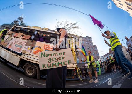 Zug der Liebe 2024 - der politische Rave für mehr Mitgefühl, Nächstenliebe und soziales Engagement zieht unter dem Motto Bässe verbinden durch Berlin. / Parade of Love 2024 - der politische Rave für mehr Mitgefühl, Wohltätigkeit und soziales Engagement bewegt sich unter dem Motto Bass Connects durch Berlin. Zug der Liebe 2024 *** Zug der Liebe 2024 der politische Rave für mehr Mitgefühl, Wohltätigkeit und soziales Engagement bewegt sich durch Berlin unter dem Motto Bass Connections Parade of Love 2024 der politische Rave für mehr Mitgefühl, Wohltätigkeit und soziales Engagement bewegt sich durch Berlin unter dem Motto Bass Connect Stockfoto