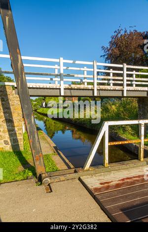 Handhebebrücke am Llangollen Canal, Froncysyllte, Nordwales, Großbritannien, Porträt Stockfoto