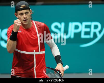 Bologna, Italien. September 2024. Der belgische Zizou Bergs reagiert auf ein Spiel zwischen dem Niederländer Griekspoor und dem Belgischen Bergs, das zweite Spiel der Gruppe A Davis Cup Finals zwischen den Niederlanden und Belgien am Dienstag, den 10. September 2024, in der Unipol Arena in Bologna, Italien. BELGA FOTO BENOIT DOPPAGNE Credit: Belga News Agency/Alamy Live News Stockfoto