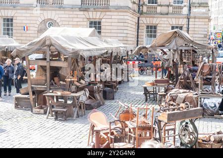 Allgemeine Ansichten des Films für „Frankenstein“ vor der St. Giles Cathedral, der im Zentrum von Edinburgh gedreht wird. Stockfoto