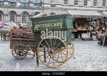 Allgemeine Ansichten des Films für „Frankenstein“ vor der St. Giles Cathedral, der im Zentrum von Edinburgh gedreht wird. Stockfoto