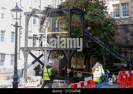 Allgemeine Ansichten des Filmsets für „Frankenstein“ mit Galgen in Markers Close, das im Zentrum von Edinburgh gedreht wird. Stockfoto