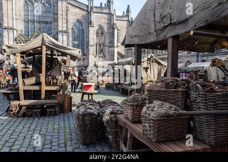 Allgemeine Ansichten des Films für „Frankenstein“ vor der St. Giles Cathedral, der im Zentrum von Edinburgh gedreht wird. Stockfoto