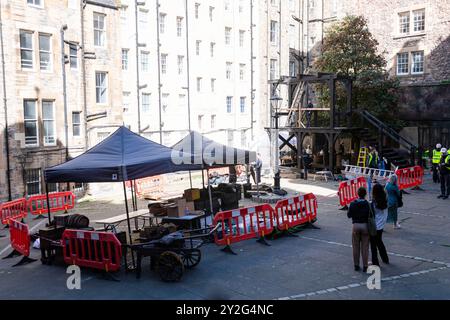 Allgemeine Ansichten des Filmsets für „Frankenstein“ mit Galgen in Markers Close, das im Zentrum von Edinburgh gedreht wird. Stockfoto