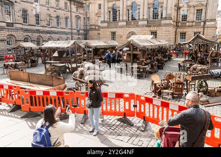 Allgemeine Ansichten des Films für „Frankenstein“ vor der St. Giles Cathedral, der im Zentrum von Edinburgh gedreht wird. Stockfoto