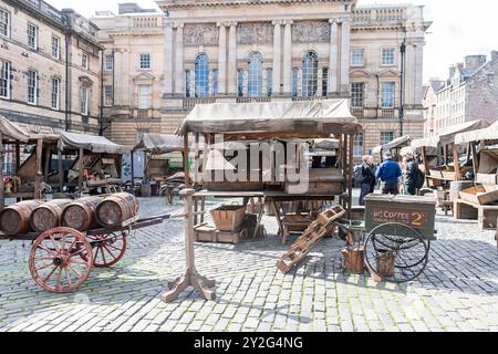 Allgemeine Ansichten des Films für „Frankenstein“ vor der St. Giles Cathedral, der im Zentrum von Edinburgh gedreht wird. Stockfoto