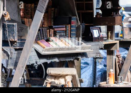 Allgemeine Ansichten des Films für „Frankenstein“ vor der St. Giles Cathedral, der im Zentrum von Edinburgh gedreht wird. Stockfoto