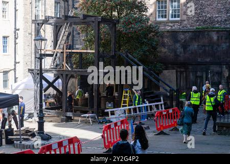 Allgemeine Ansichten des Filmsets für „Frankenstein“ mit Galgen in Markers Close, das im Zentrum von Edinburgh gedreht wird. Stockfoto