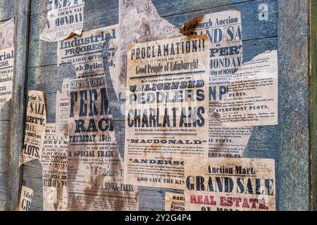 Allgemeine Ansichten des Filmsets für „Frankenstein“ mit gesuchten Postern in Markers Close, das im Zentrum von Edinburgh gedreht wird. Stockfoto