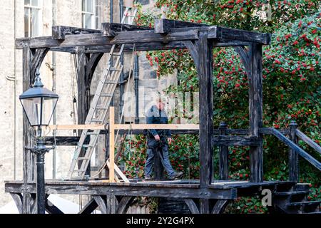 Allgemeine Ansichten des Filmsets für „Frankenstein“ mit Galgen in Markers Close, das im Zentrum von Edinburgh gedreht wird. Stockfoto