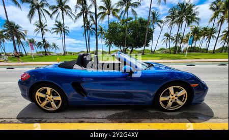 Miami Beach, Florida USA - 8. Juni 2024: 2018 Porsche 718 Boxter blau am miami Beach. Luxusauto Porshche am Ocean Drive Miami Beach. Seitenansicht Stockfoto