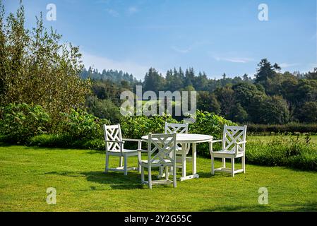 Landschaftsfotografie von weißen Gartenmöbeln, Tisch und Stühlen, ländliche Szene, Landschaft, Dorf, Farm, Forest and Weide; Schottland; Vereinigtes Königreich Stockfoto