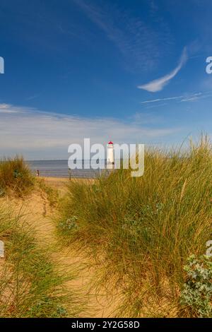Der Point of Ayr oder Talacre Lighthouse liegt an der Nordküste von Wales, Großbritannien, Weitwinkel, Sanddünen und Pfad im Vordergrund, Copyspace oben, Himmel Stockfoto