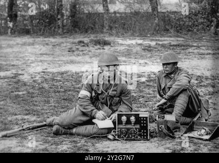 WWI British Royal Engineers of the Signal Company betreibt Grabenfunk für drahtlose Funktelegrafie während des Ersten Weltkriegs Stockfoto