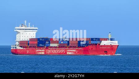 LNG-betriebene Containerschiffe / Containerschiffe Aurora, die unter der Flagge Zyperns fahren und mit Containern beladen sind Stockfoto