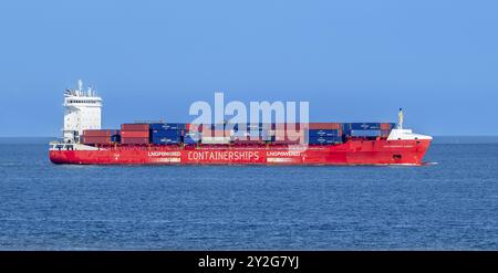 LNG-betriebene Containerschiffe / Containerschiffe Aurora, die unter der Flagge Zyperns fahren und mit Containern beladen sind Stockfoto