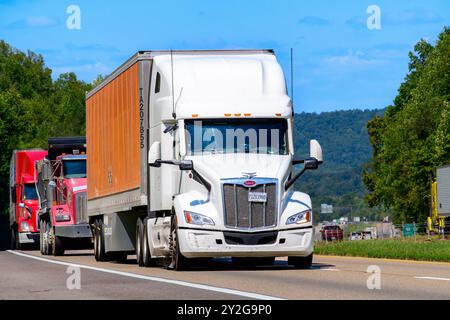 Knoxville, Tennessee, USA – 20. August 2024: Horizontale Aufnahme des geschäftigen Sommerverkehrs auf dem Tennessee interstate Highway. Steigende Hitzewellen f Stockfoto