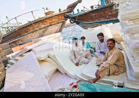 Fragmente des täglichen Lebens in der Nähe des Creek. Pakistanische Seeleute (Dubai - Vereinigte Arabische Emirate) Stockfoto