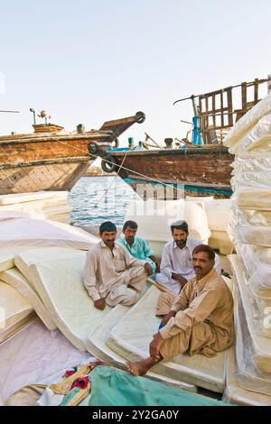 Fragmente des täglichen Lebens in der Nähe des Creek. Pakistanische Seeleute (Dubai - Vereinigte Arabische Emirate) Stockfoto