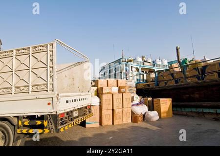 Fragmente des täglichen Lebens in der Nähe des Creek (Dubai - Vereinigte Arabische Emirate) Stockfoto