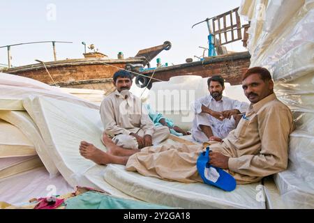 Fragmente des täglichen Lebens in der Nähe des Creek. Pakistanische Seeleute (Dubai - Vereinigte Arabische Emirate) Stockfoto