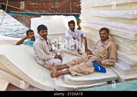 Fragmente des täglichen Lebens in der Nähe des Creek. Pakistanische Seeleute (Dubai - Vereinigte Arabische Emirate) Stockfoto